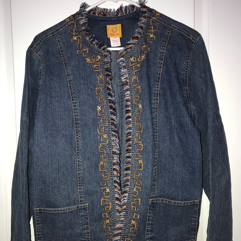 Jean jacket with pockets and a fringe.